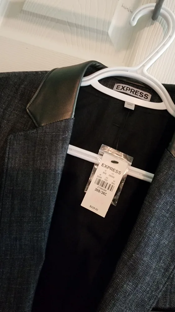 NEW WITH TAGS Express Mens 36S Photographer Fitted Black Blazer image indicator(2)