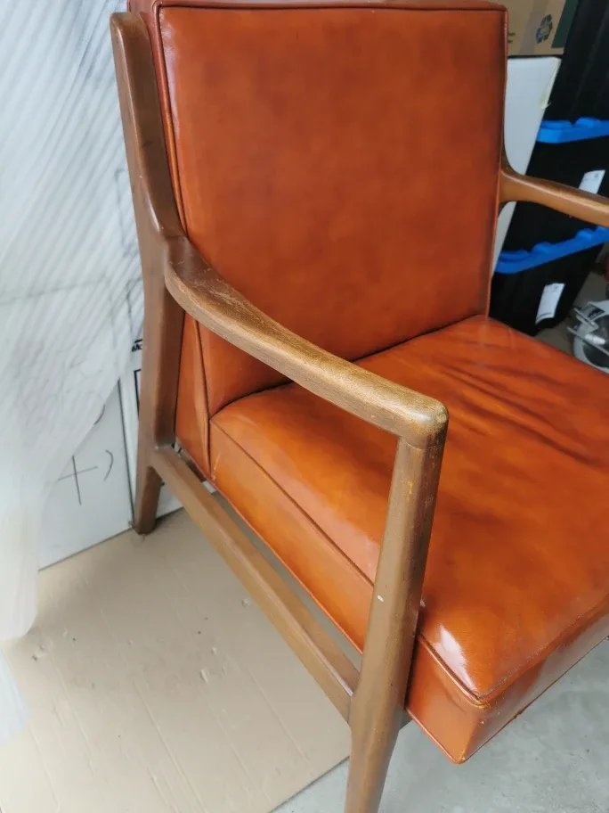 Moving sale - Leather Chair image indicator(2)