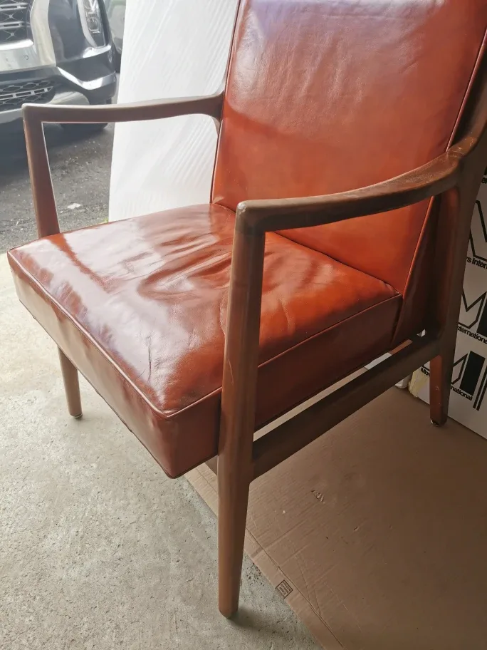 Moving sale - Leather Chair image indicator(3)