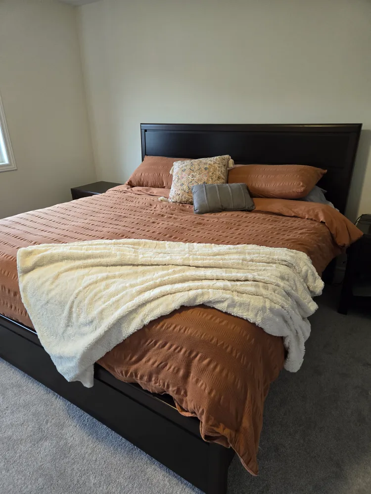 King Sized Bedroom Set thumbnail