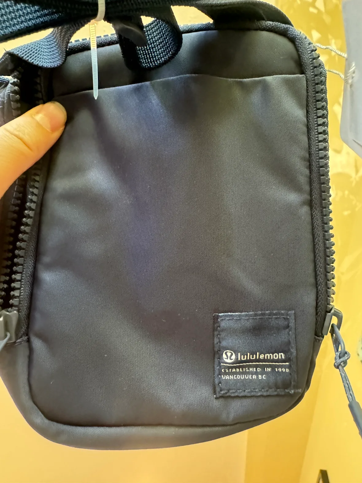 Lululemon Cross Body Bag Brand New with Tags image indicator(4)