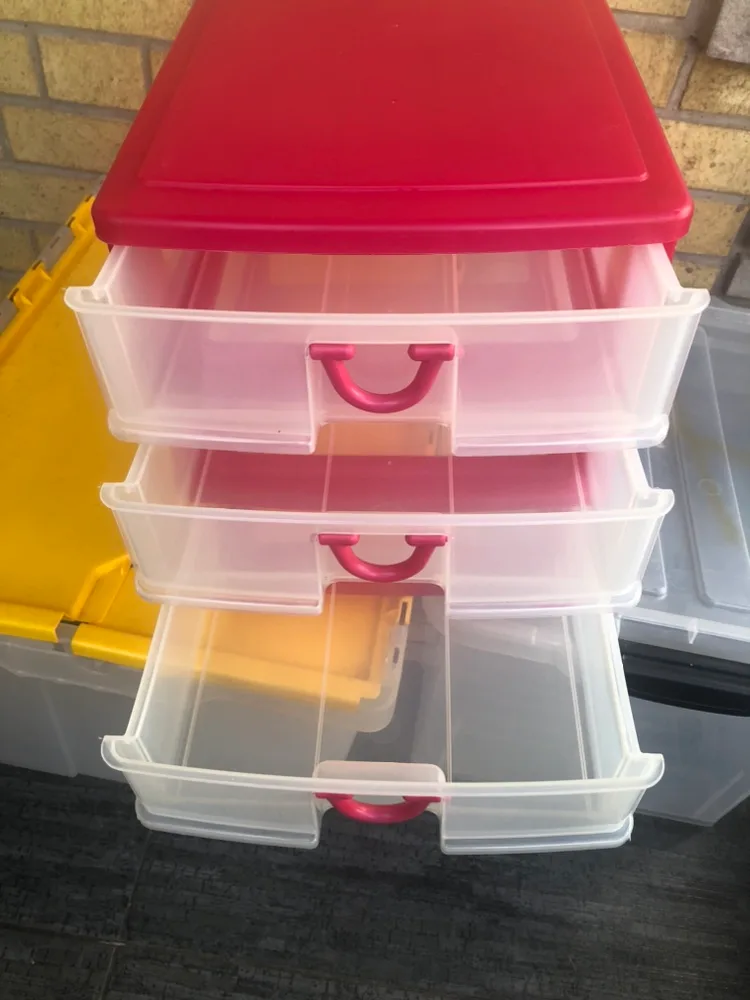 Large Igloo Cooler and 3 storage containers image indicator(6)