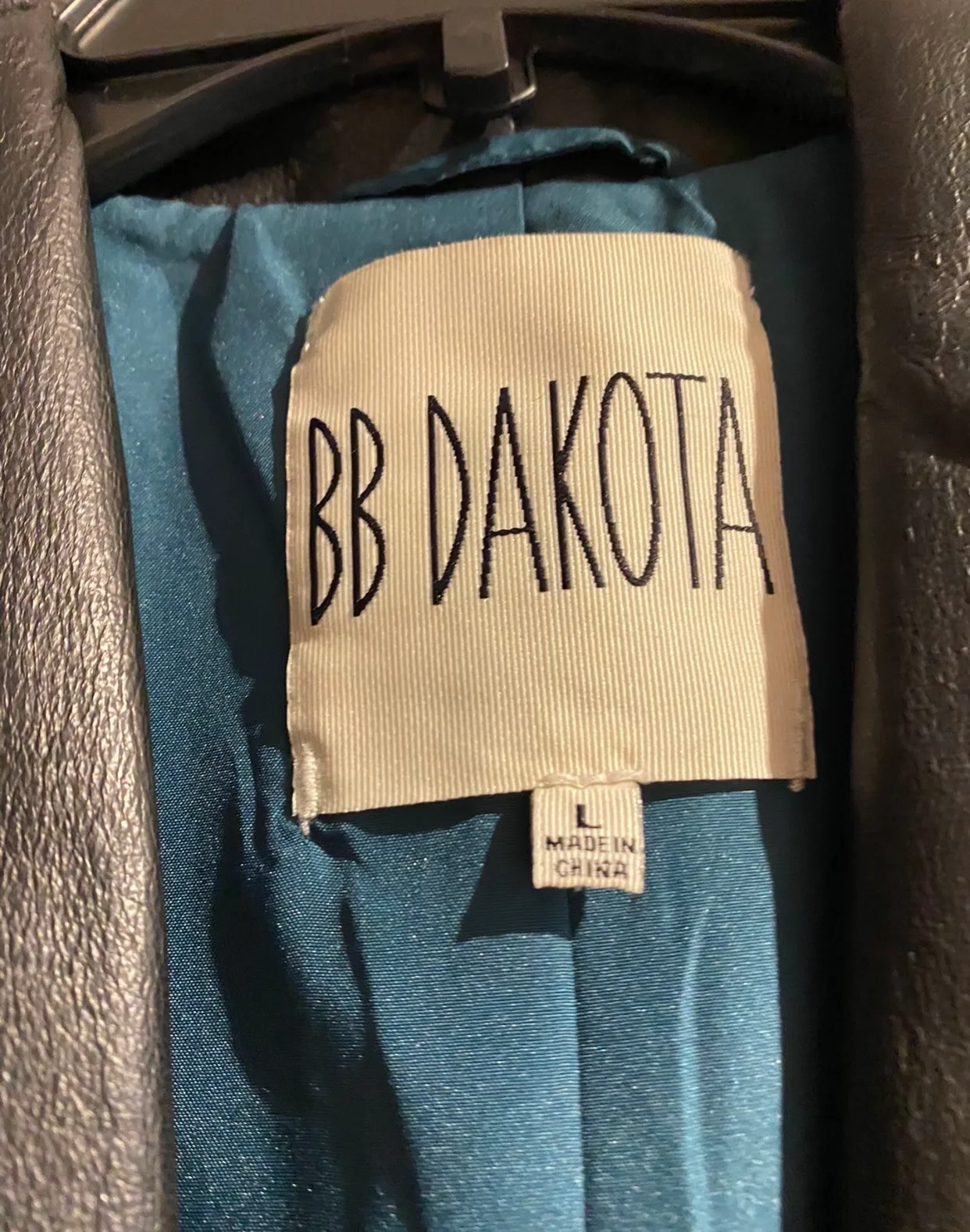 Women’s coat with genuine leather collar size large image indicator(6)