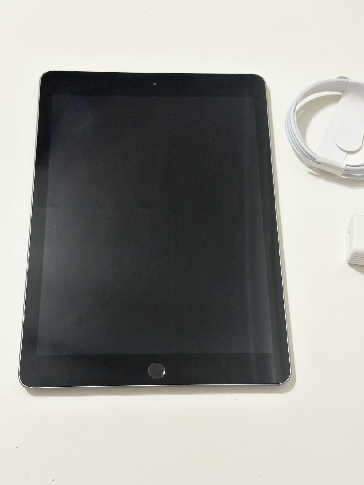iPad 6th gen cellular like new - photo 4