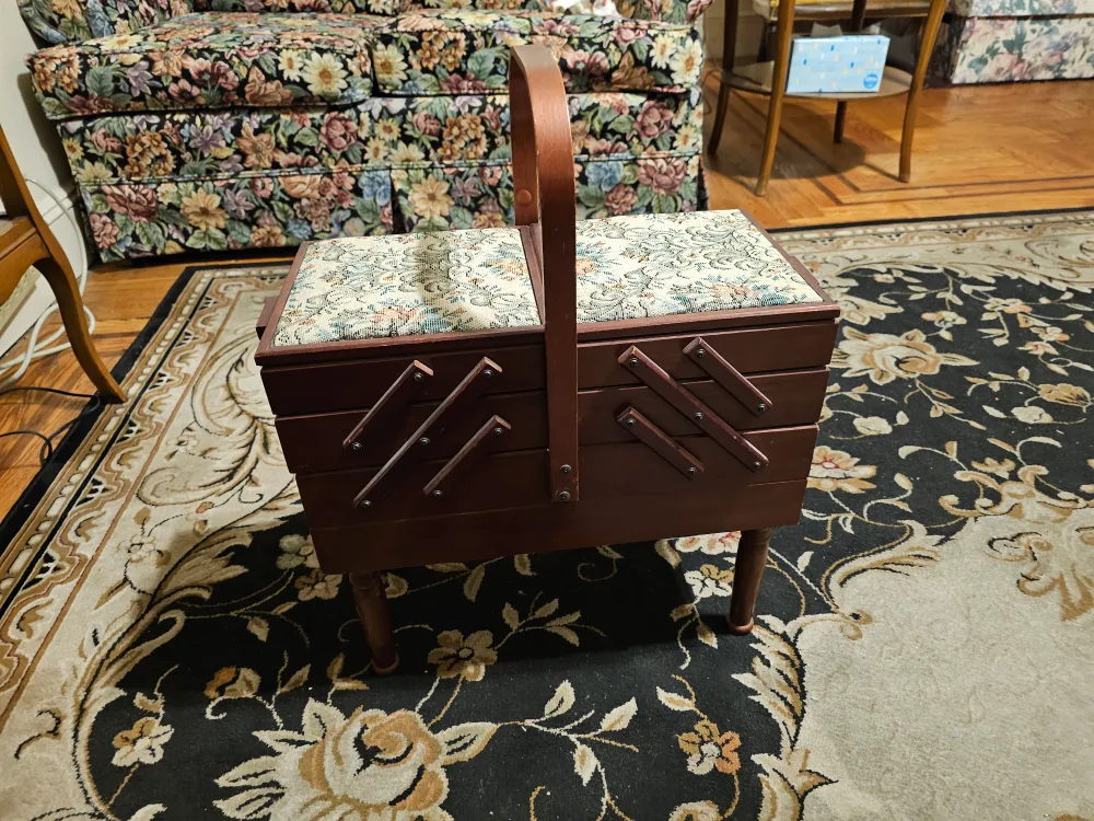 Vintage Wooden Sewing Box image indicator(2)