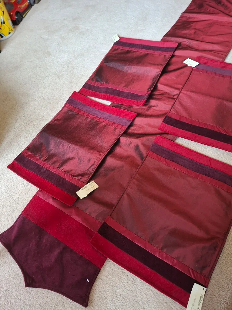 Red placemats and table runner image indicator(3)