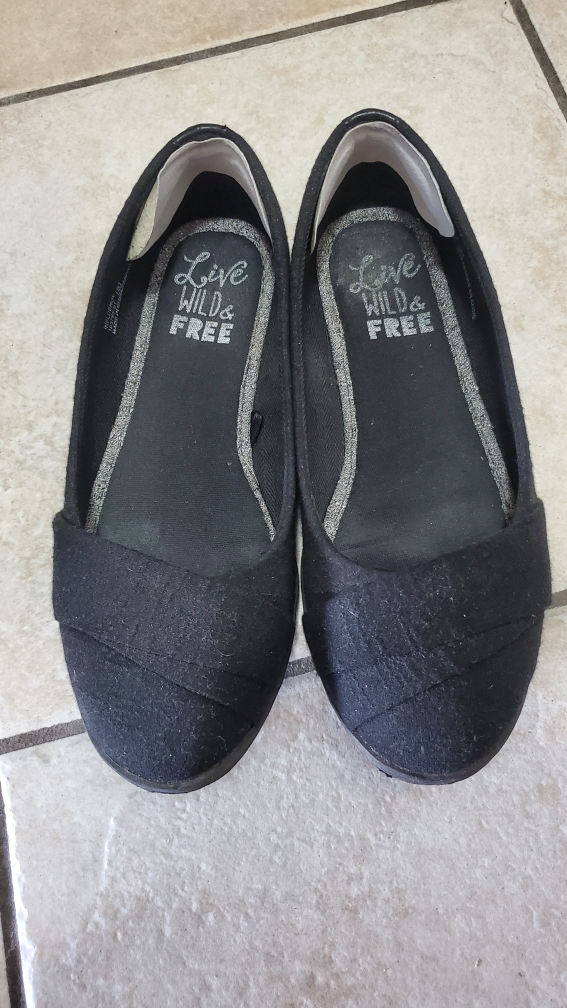 Black flat shoes