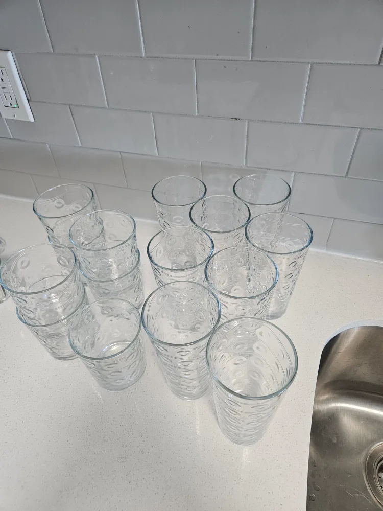 Moving sale: Glassware Set + Champagne and wine glass image indicator(3)