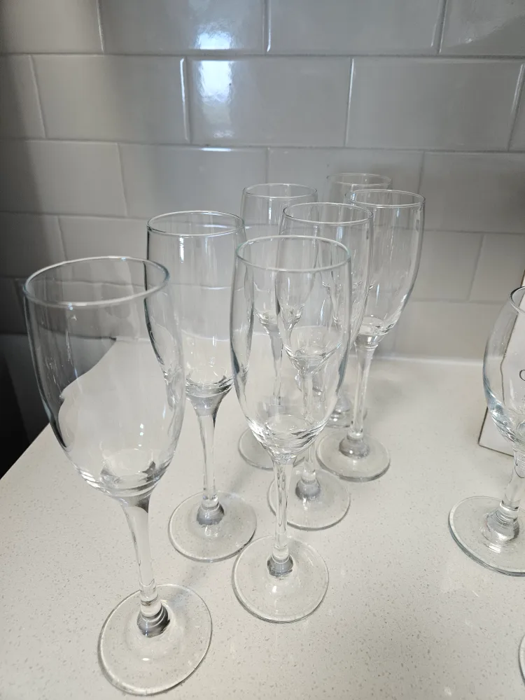 Moving sale: Glassware Set + Champagne and wine glass image indicator(4)