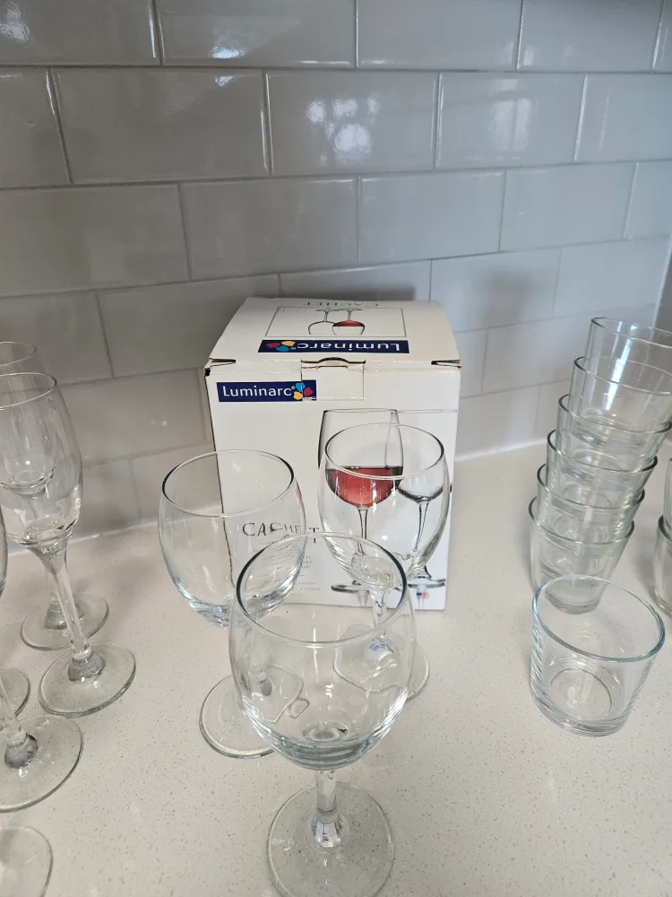 Moving sale: Glassware Set + Champagne and wine glass image indicator(5)