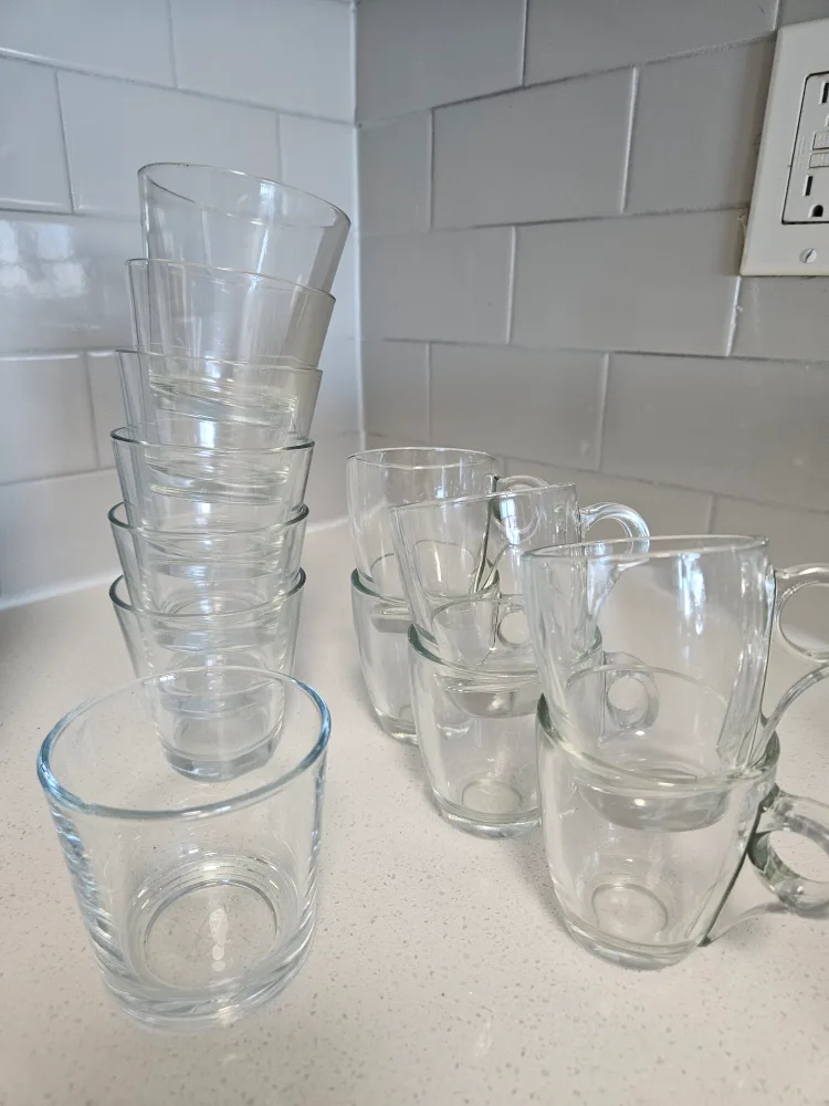 Moving sale: Glassware Set + Champagne and wine glass image indicator(6)