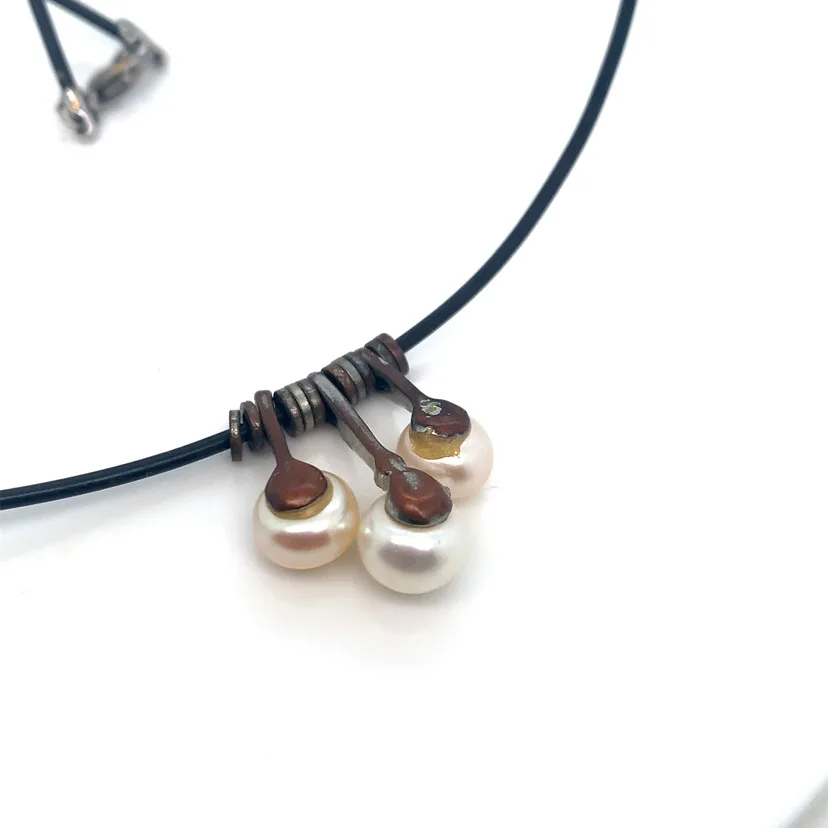 Black leather choker 3 pearl Necklace image indicator(5)