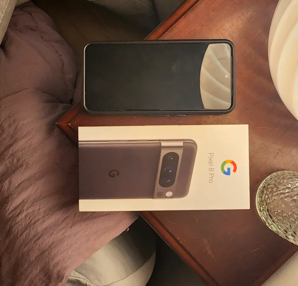 Unlocked Google Pixel 8 Pro (+case) image indicator(2)