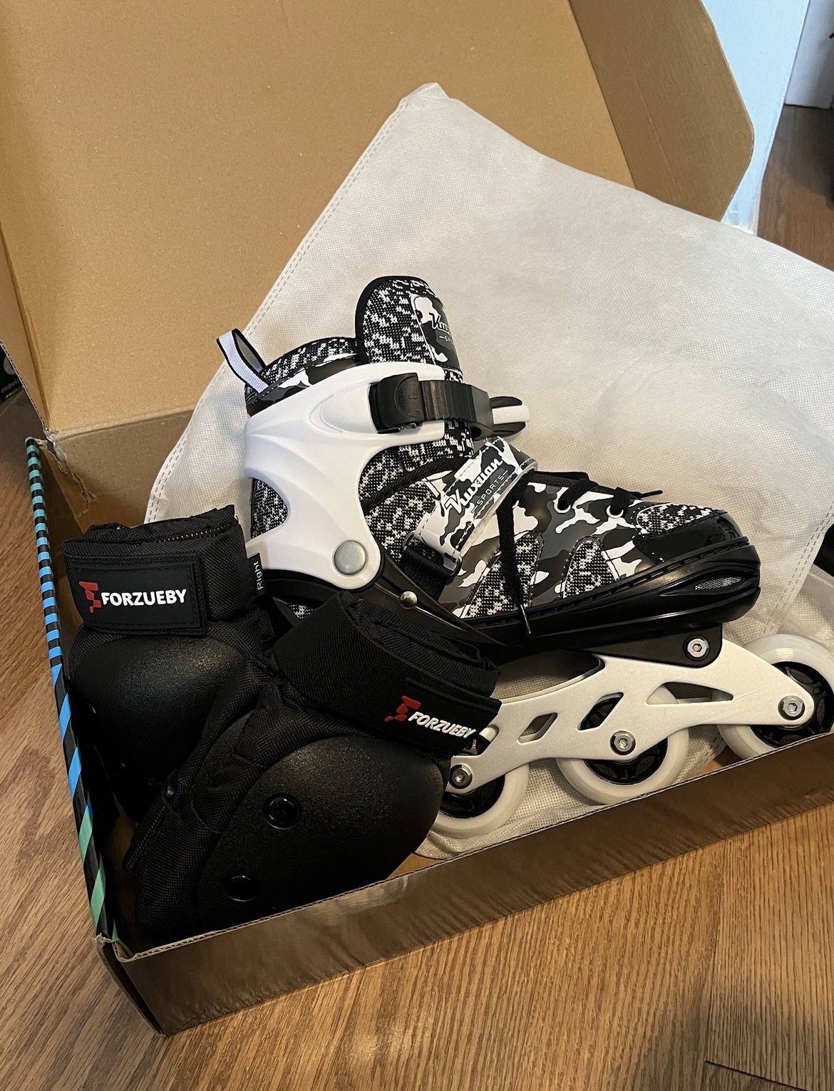 Rollerblades & Protective Gear Set (US M 5-7.5)