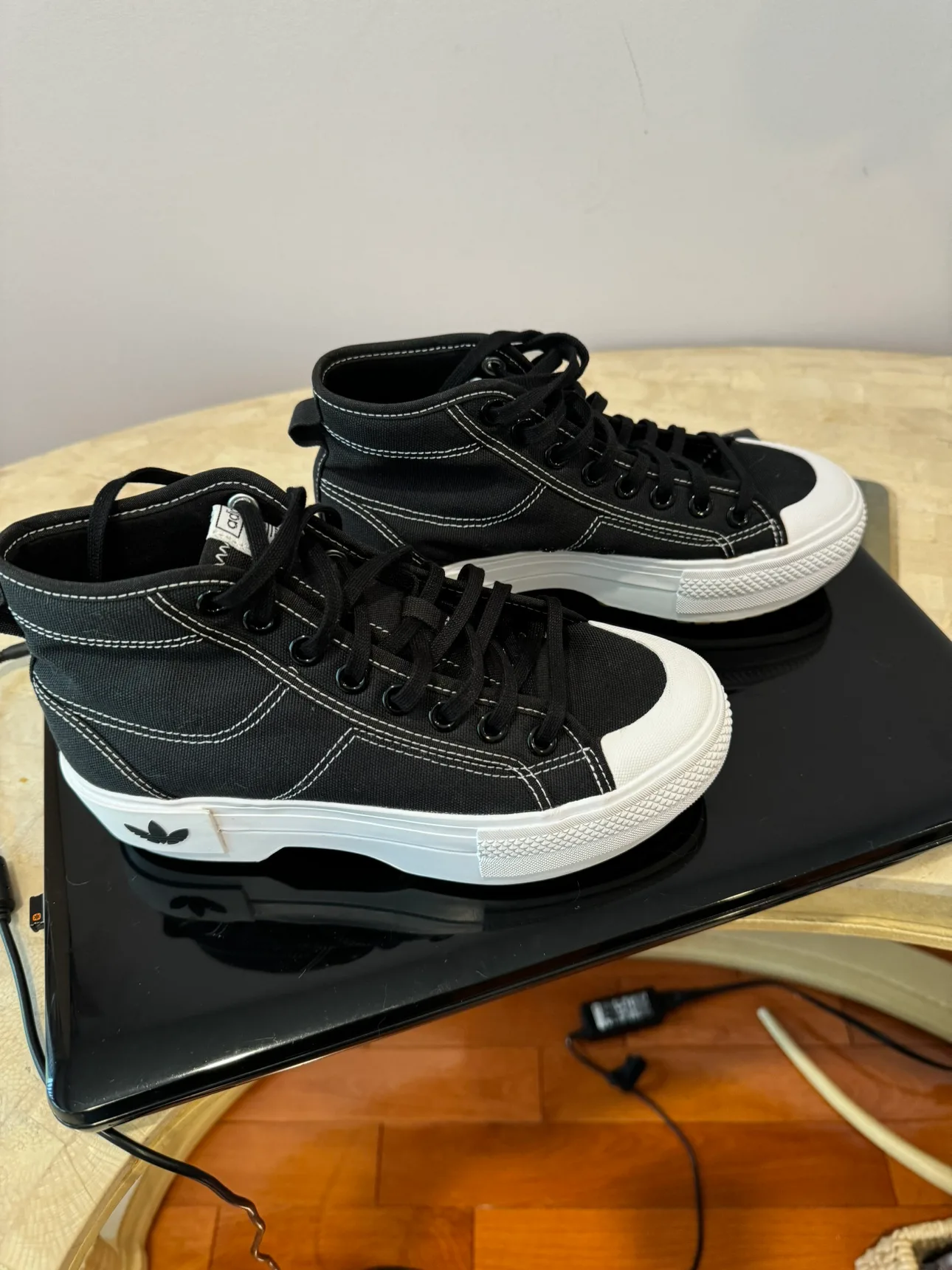 Brand new Adidas women’s fashion sneakers image indicator(3)