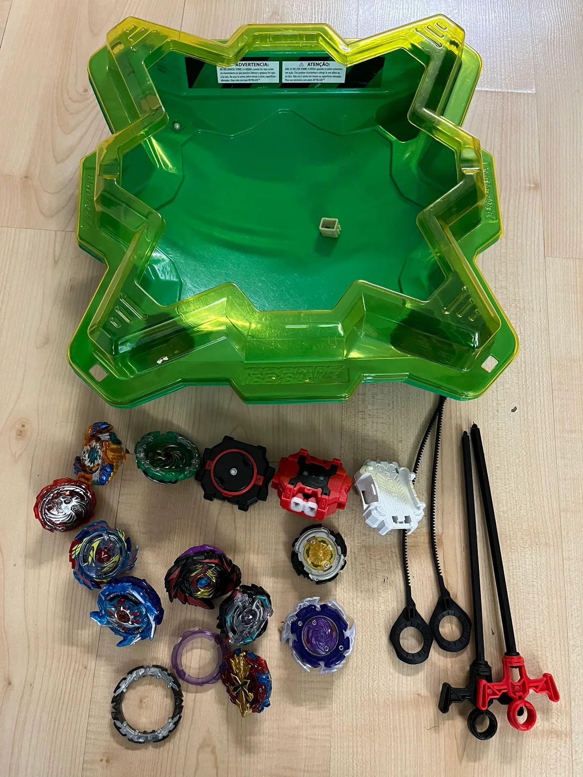 Beyblade Burst Arena & 10 Beyblades thumbnail