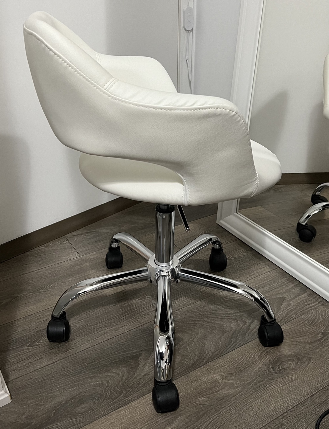 White Swivel Office Chair - photo 3