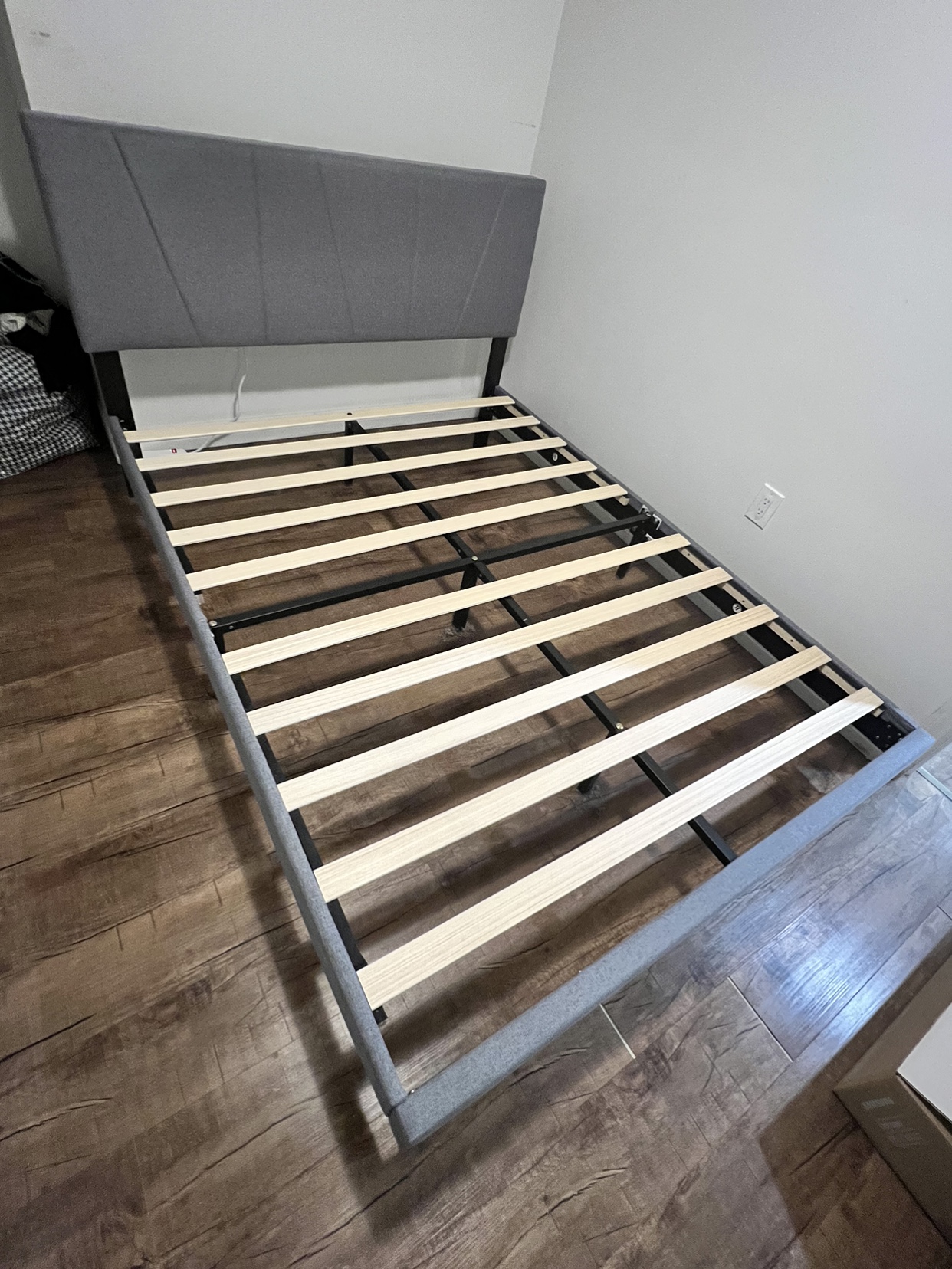 Queen bed frame - Perfect condition - photo 2