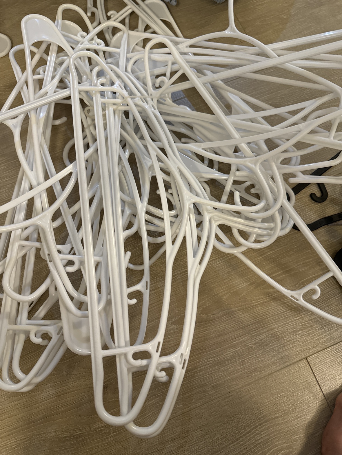 White Plastic Hangers(24)