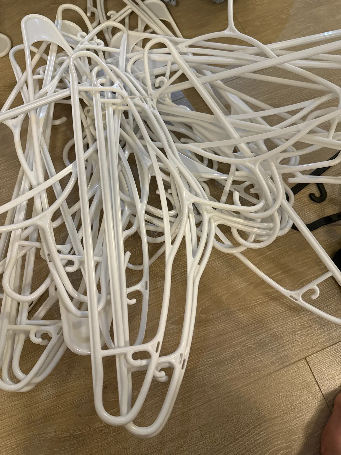 White Plastic Hangers(24) thumbnail