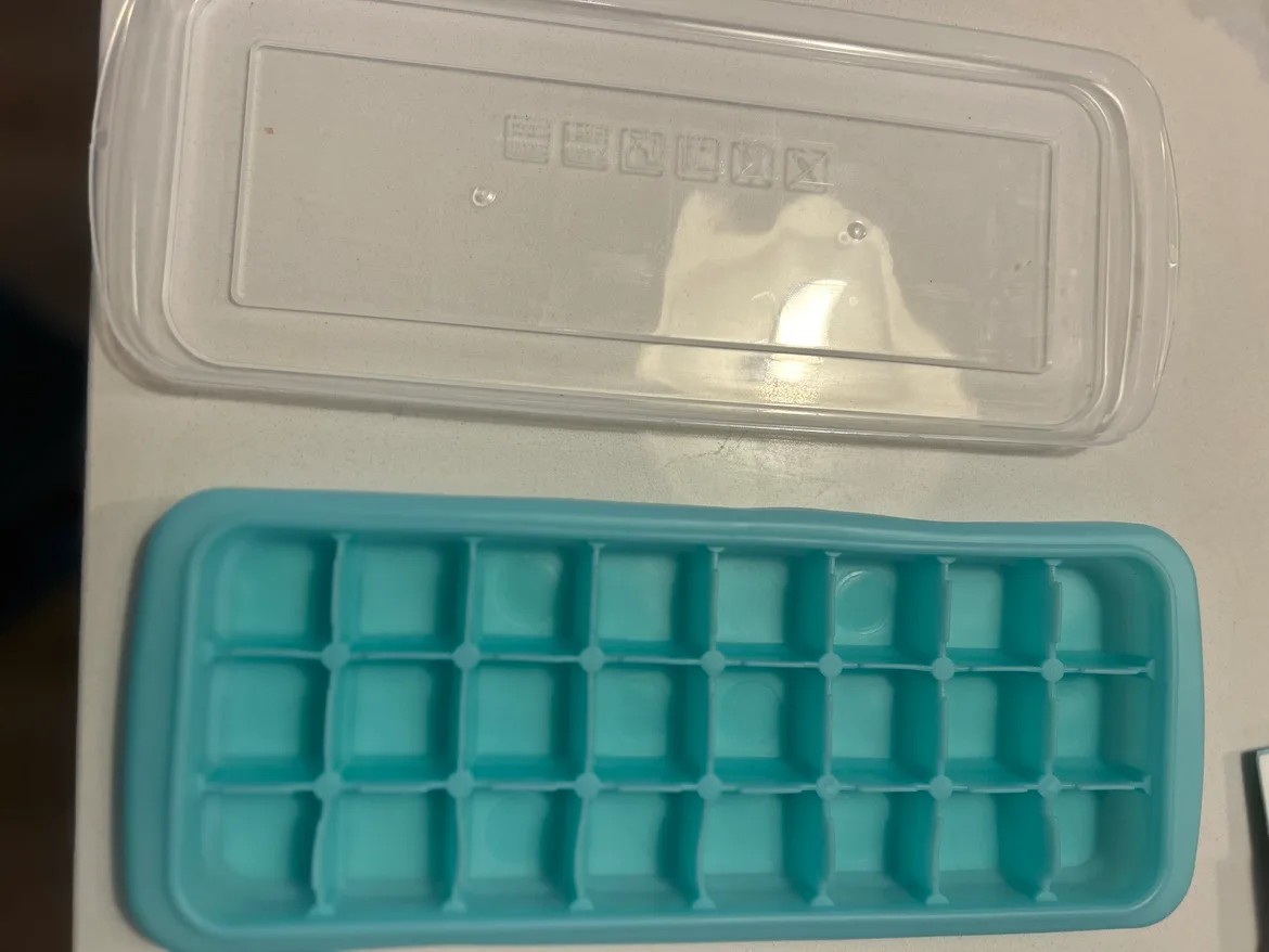 Ice Cube Tray with Lid thumbnail