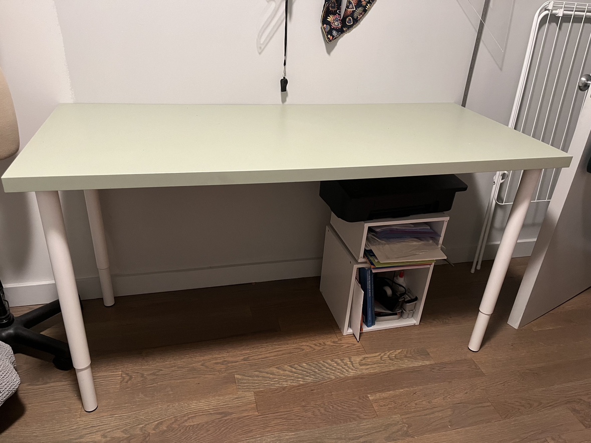 Desk with adjustable legs