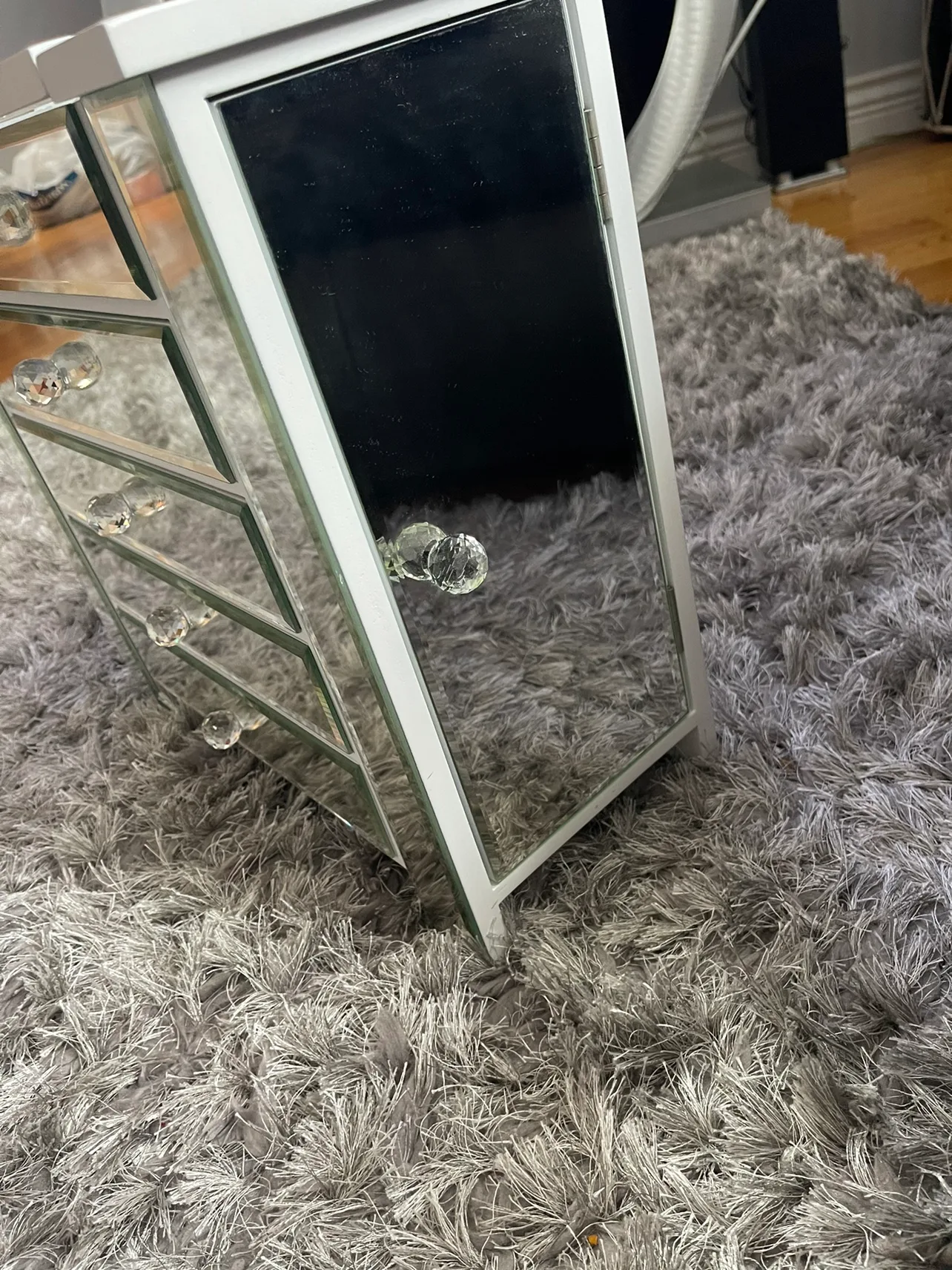 Mirrored jewellery dresser image indicator(4)