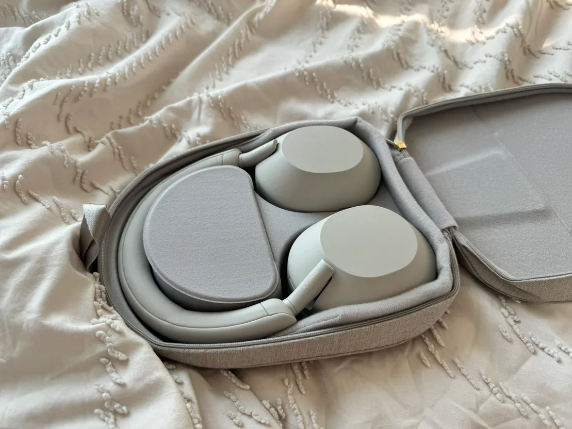Sony WH-1000XM4 Noise Cancelling Headphones thumbnail