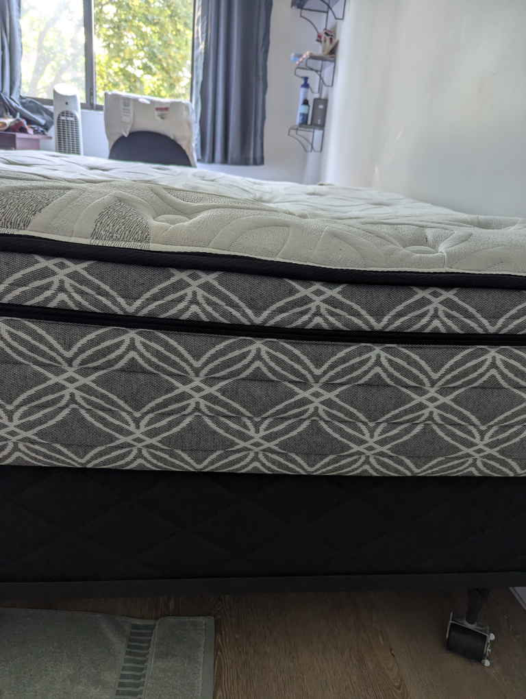 Full size mattress with box - photo 2