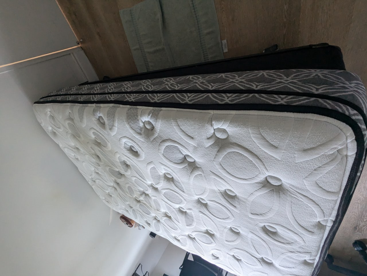 Full size mattress with box - photo 5