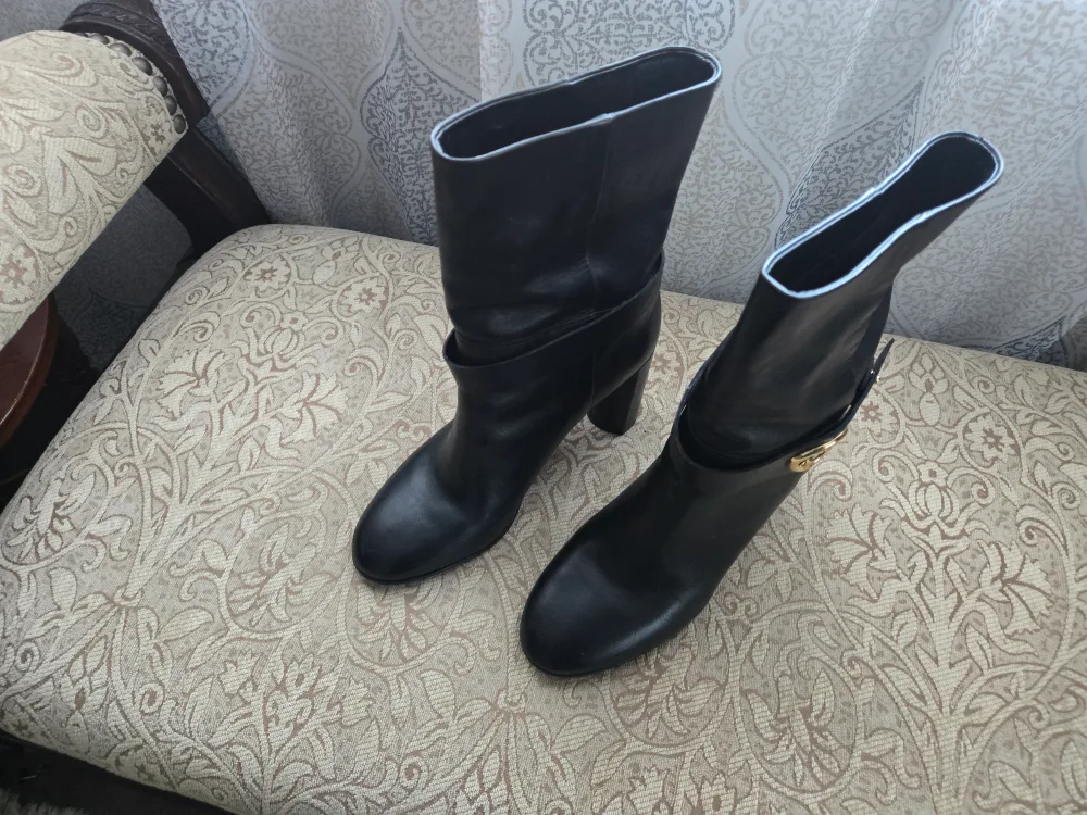 Winter dressed boots image indicator(2)