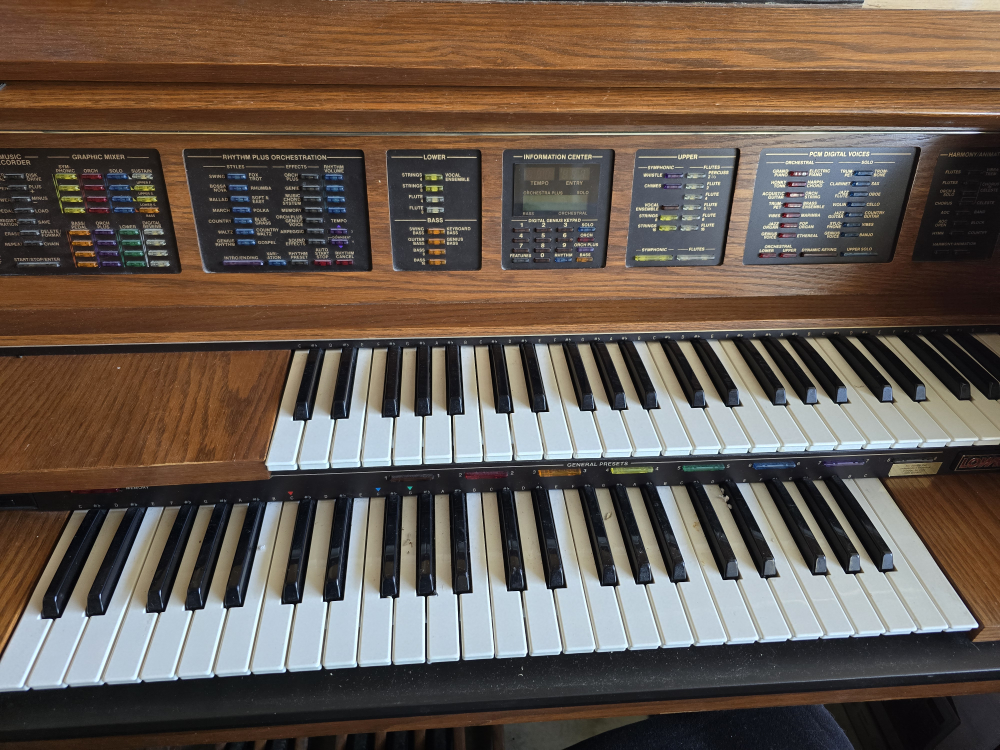 Lowrey Organ - photo 3