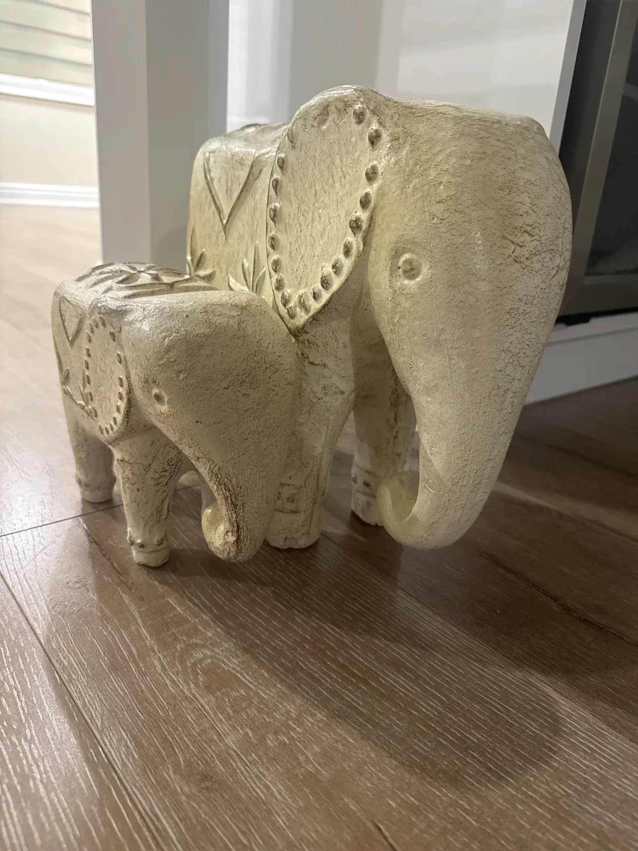 White Elephant Figurines image indicator(3)