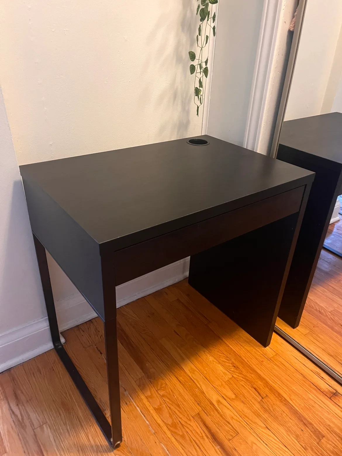 MICKE IKEA Desk in Amazing Condition image indicator(2)