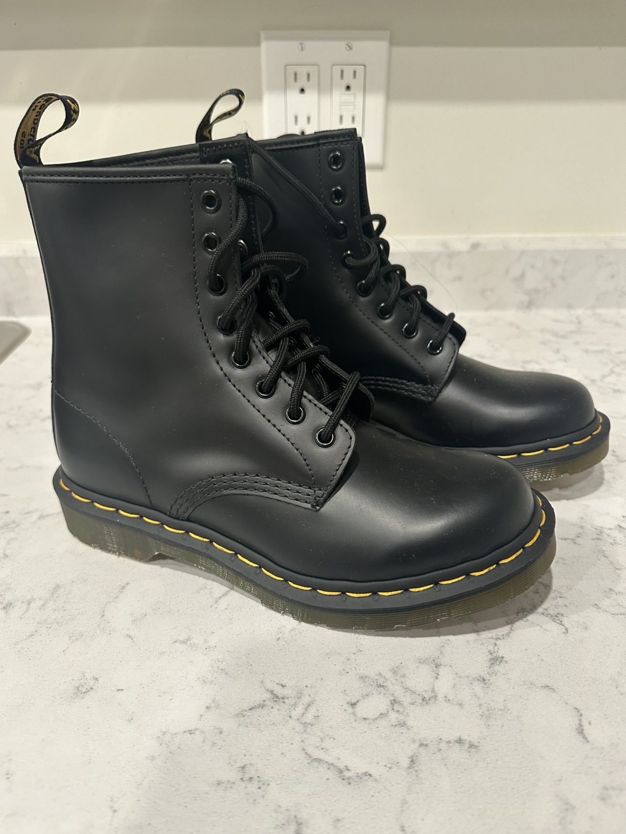 Dr. Martens - Women’s 1460 Smooth Leather Lace up boots - Size 8
