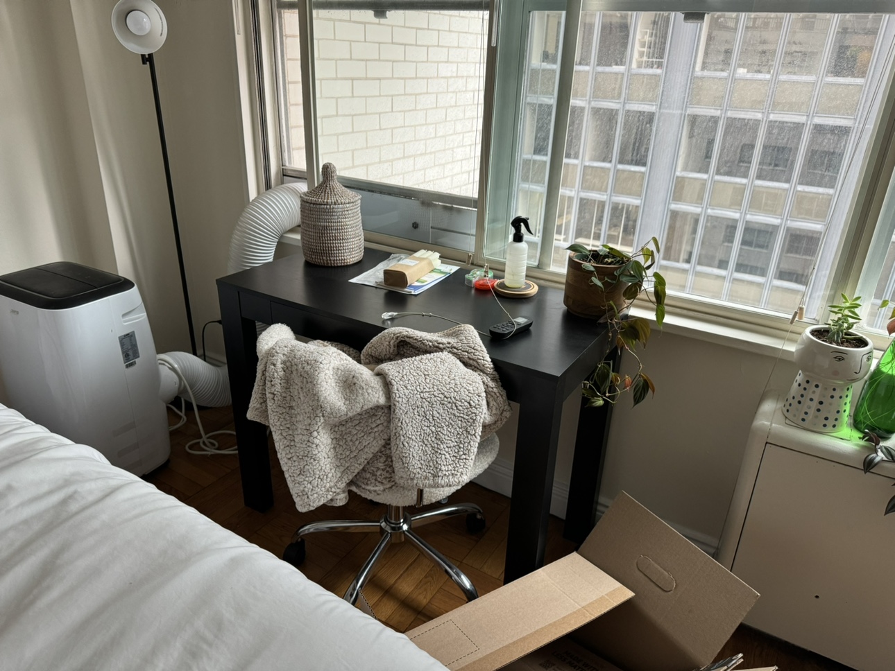Black Desk