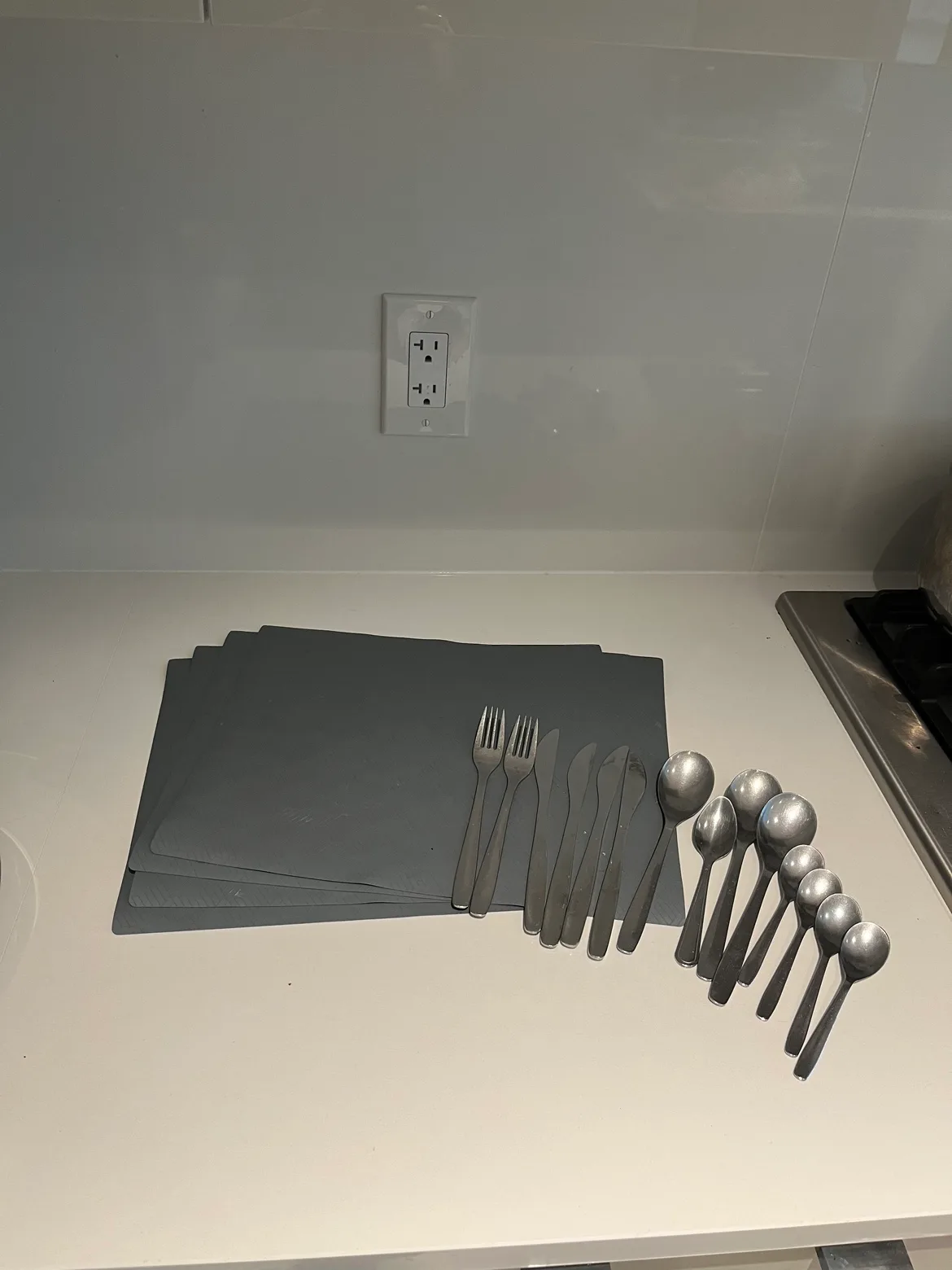 Placemats and Cutlery Set thumbnail