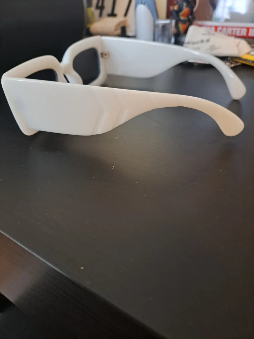 White Sunglasses image indicator(2)