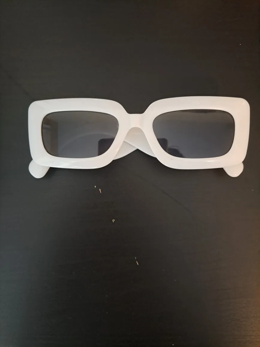 White Sunglasses image indicator(3)