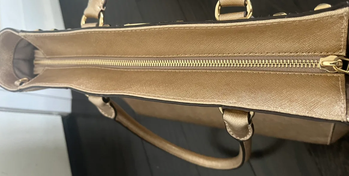 MICHAEL KORS SAFFIANO STUD Tote Purse Gold Leather image indicator(4)