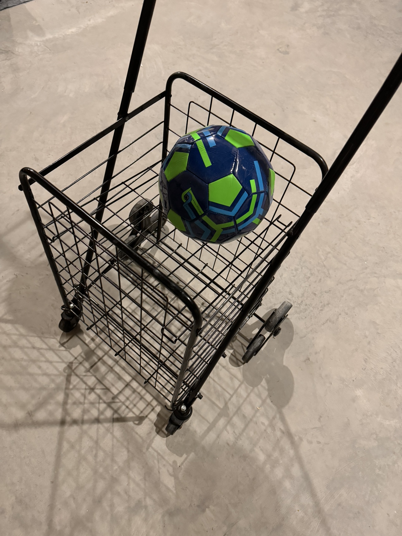 Wheeled grocery basket with stair-climbing wheels - photo 4
