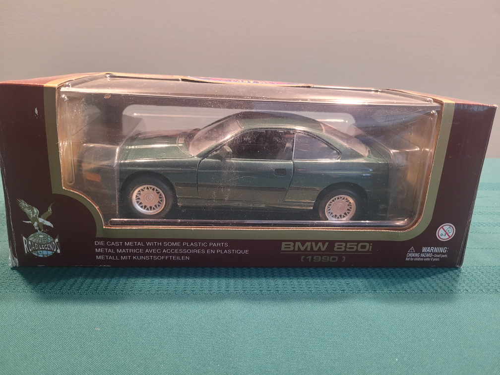 BMW 850i 1:18 Scale Die Cast Model Car