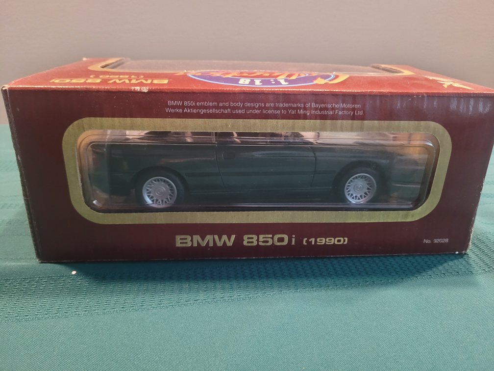 BMW 850i 1:18 Scale Die Cast Model Car - photo 2