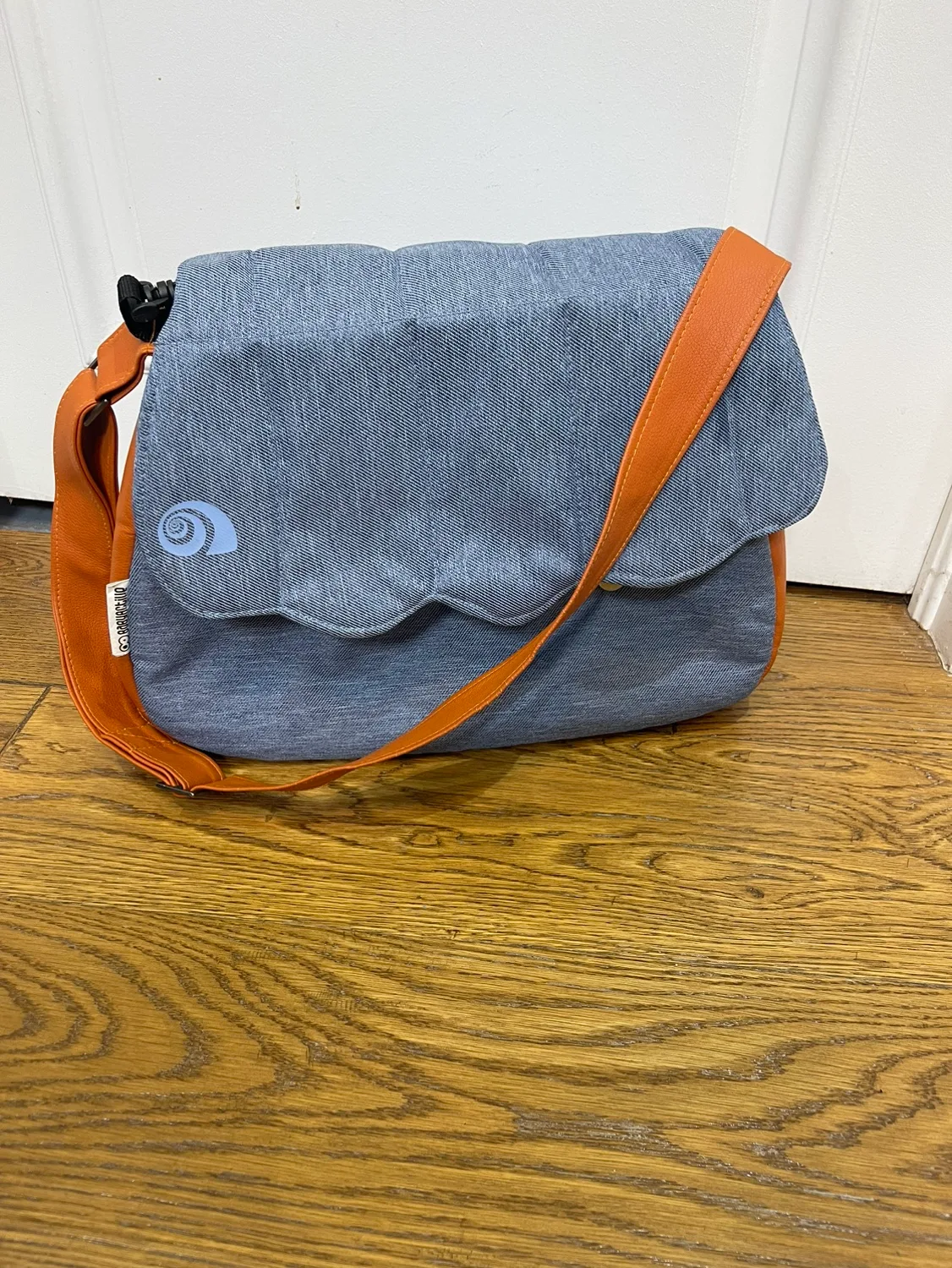 Shell baby stroller with bassinet and a diaper bag image indicator(7)