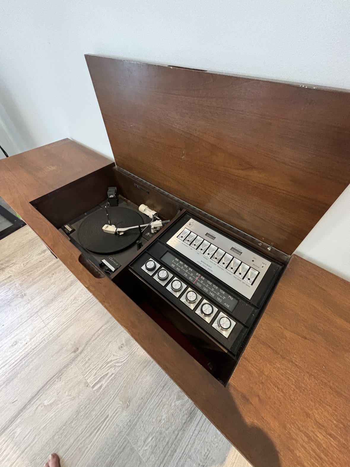 Vintage Record Player Cabinet/TV stand - photo 2