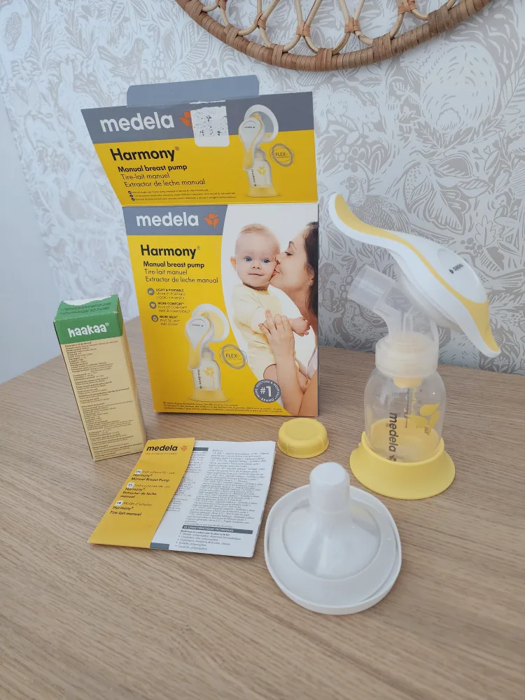 Medela Harmony Manual Breast Pump & Hakka Colostrum collector thumbnail
