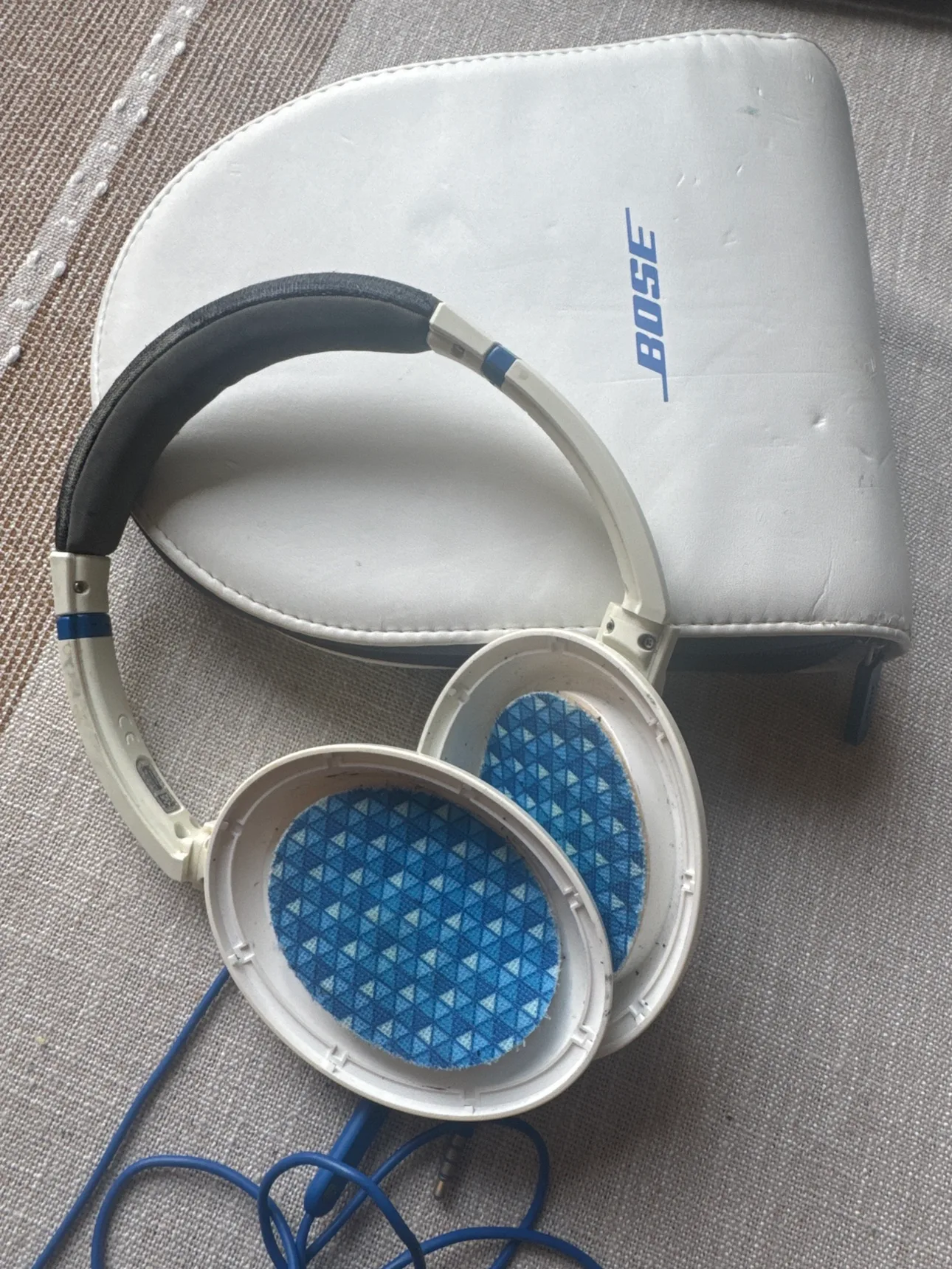 Bose Headphones & Case image indicator(2)