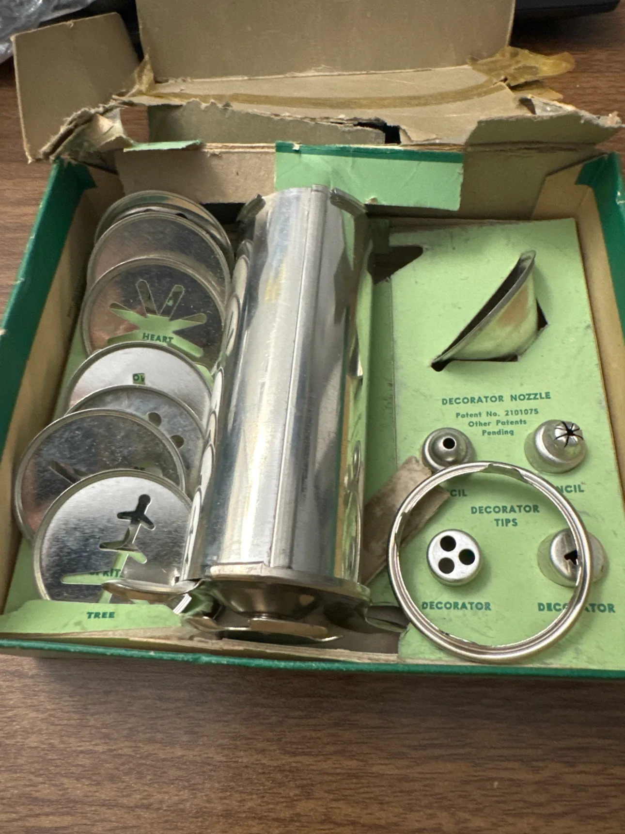 Vintage cookie maker and Piping Tips #freecycle thumbnail