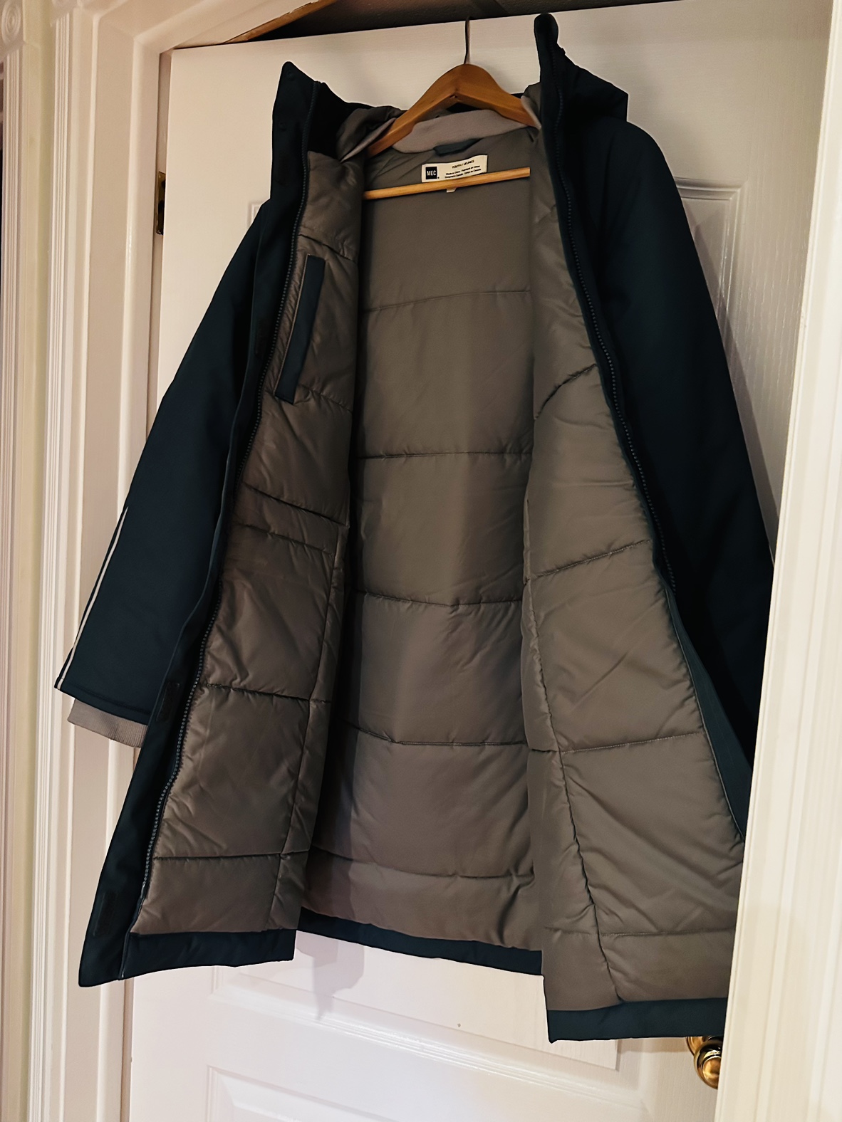 MEC ( Mountain Equipment Company) youth winter parka. - photo 2
