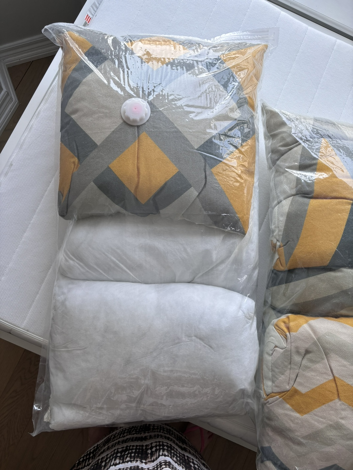 Decorative Pillows - photo 2